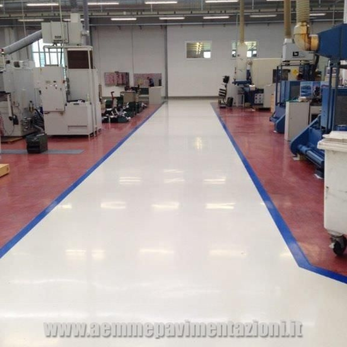 Pavimentazione in calcestruzzo con corsie rivestite con ciclo epossidico multistrato